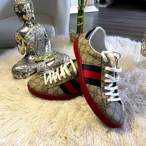 They are in very good condition, they have little use.